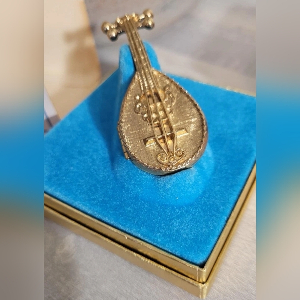 VINTAGE 1971 AVON MANDOLIN PERFUME GOLD-TONE COMPACT No Perfume Left